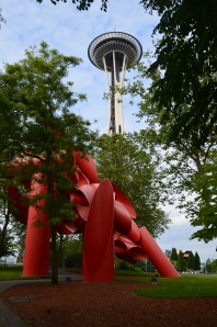 Rote Skulptur und im Hintergrund die Space Needle